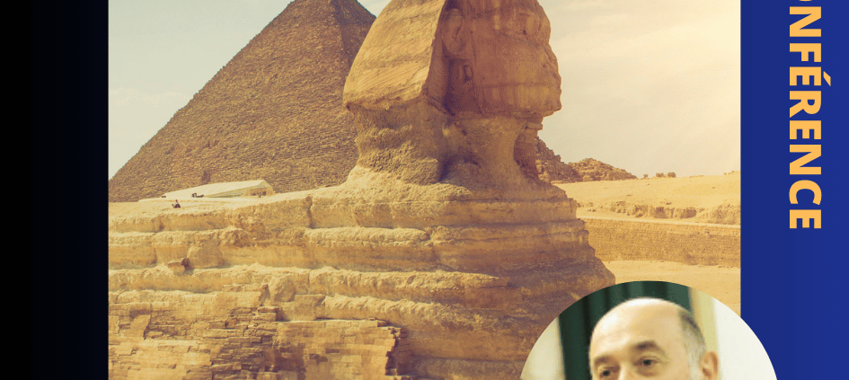 Photographie du Sphinx en Égypte. La photographie du conférencier se trouve en bas à droite dans un cercle.